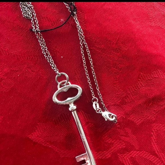 Silver Key Pendant & Chain - Picture 1 of 2